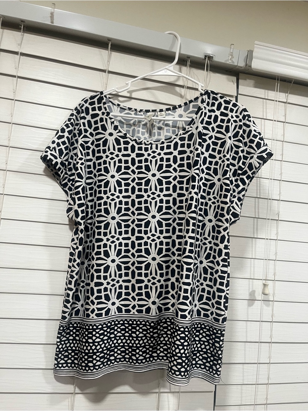 Women’s Navy and White Geometric Short Sleeve Top